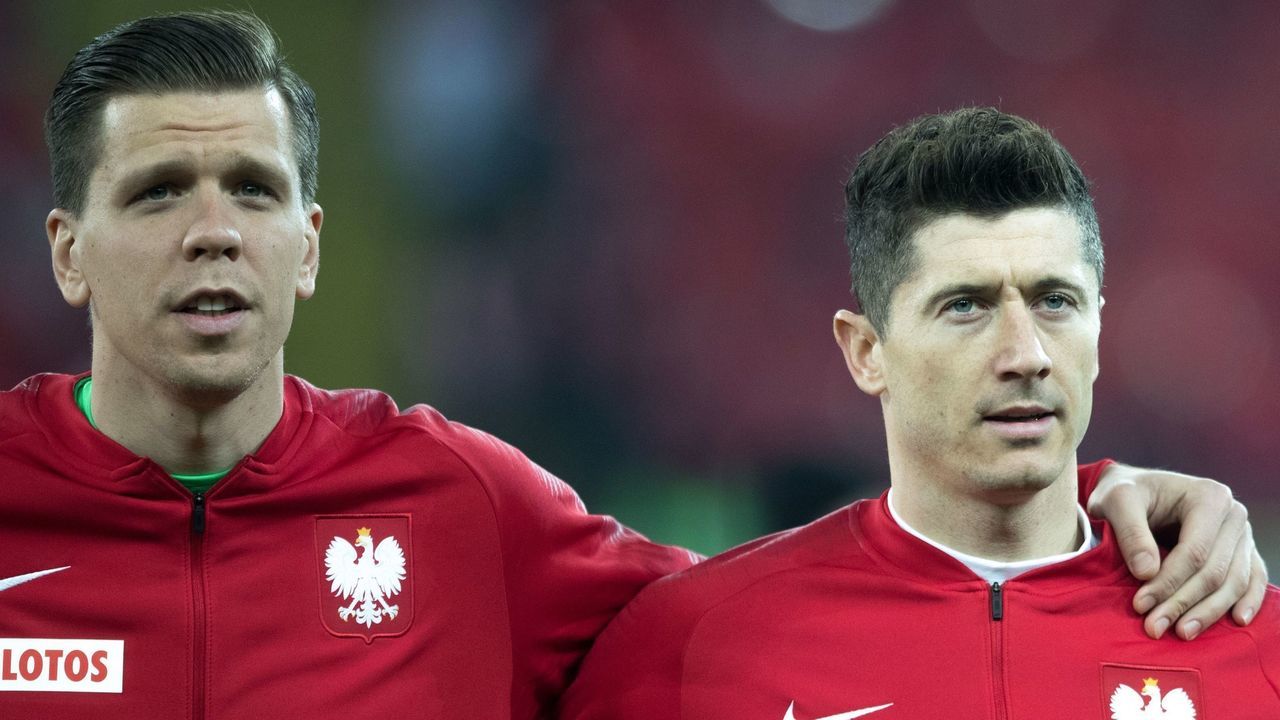 Poland's goalkeeper Wojciech Szczesny (L) and Poland's forward Robert Lewandowski stand together ahead of the international friendly football match between Poland and South Korea at the Silesian Stadium in Chorzow, Poland on March 27, 2018. / AFP PHOTO / ANDRZEJ IWANCZUK