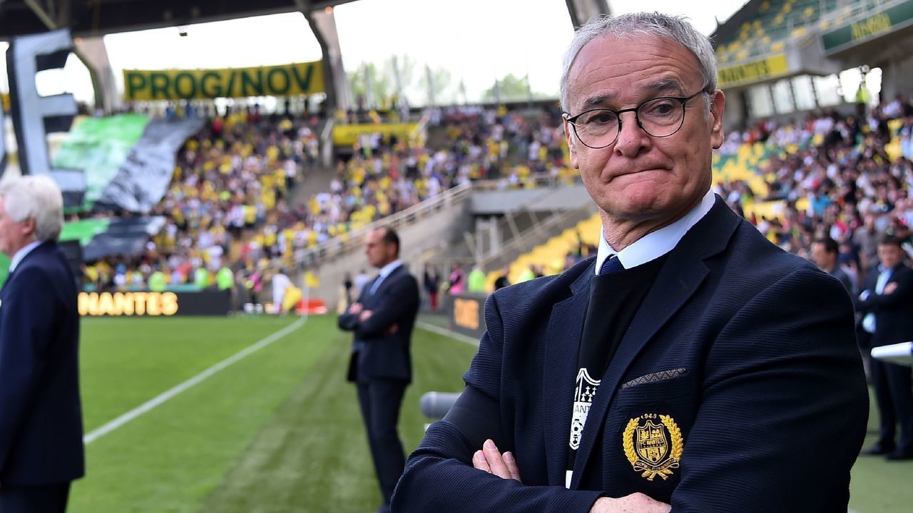 Nantes' Italian head coach Claudio Ranieri (R) looks on prior to the French L1 football match between Nantes (FC) and Montpellier (MHFC), on May 6, 2018, at the La Beaujoire stadium in Nantes, western France. - Montpellier won to Nantes 2-0.