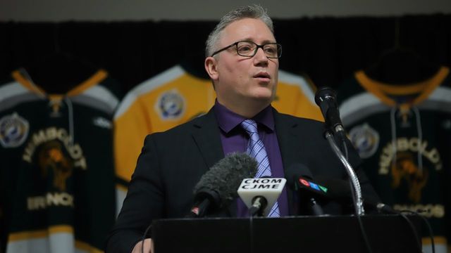 President of the Humboldt Broncos, Kevin Garinger, addresses addendees April 8, 2018 at the Humboldt Uniplex in Humboldt, Canada, prior to a memorial vigil for the Humboldt Broncos ice hockey team. Mourners in the tiny Canadian town of Humboldt, still struggling to make sense of a devastating tragedy, prepared Sunday for a prayer vigil to honor the victims of the truck-bus crash that killed 15 of their own and shook North American ice hockey. / AFP PHOTO / Kymber RAE