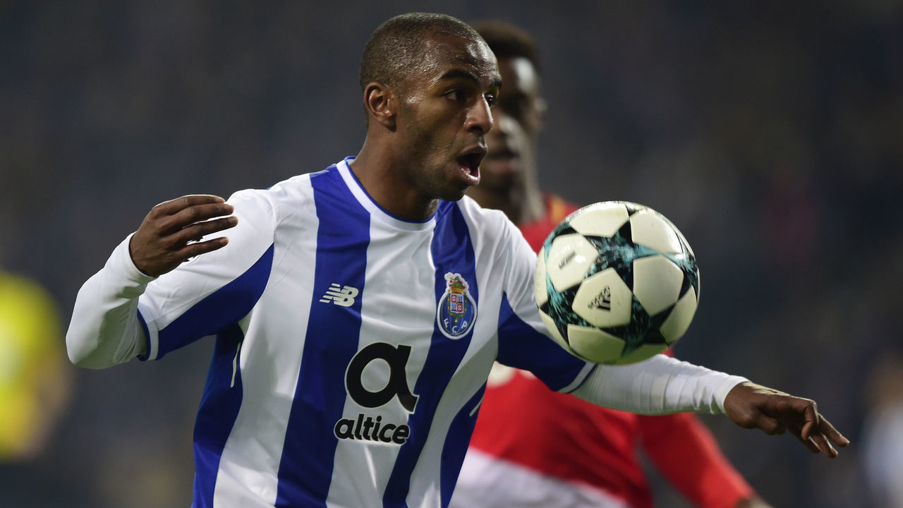 Porto's Portuguese defender Ricardo Pereira (L) controls the ball beside Monaco's French forward Adama Diakhaby during their UEFA Champions League group G football match FC Porto vs Monaco at the Dragao stadium in Porto, on December 6, 2017. / AFP PHOTO / MIGUEL RIOPA