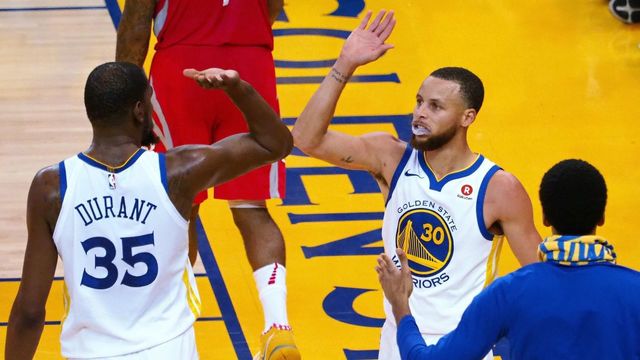 Warriors set NBA playoff record with 16th straight home win
