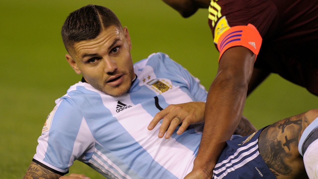 Argentina's Mauro Icardi gestures during the 2018 World Cup qualifier football match against Venezuela in Buenos Aires, on September 5, 2017. / AFP PHOTO / ALEJANDRO PAGNI