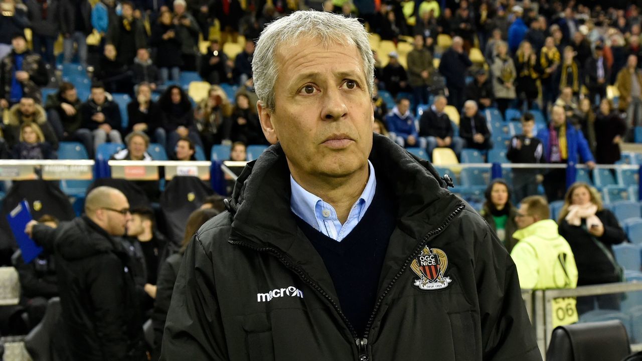Nice's head coach Lucien Favre looks on during the UEFA Europa League Group K football match between Vitesse Arnhem and Nice at the Gelredome stadium in Arnhem on December 7, 2017. / AFP PHOTO / JOHN THYS