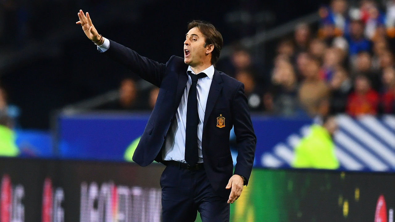PARIS, FRANCE - MARCH 28: Julen Lopetegui, coach of Spain gives instructions during the International Friendly match between France and Spain at Stade de France on March 28, 2017 in Paris, France.