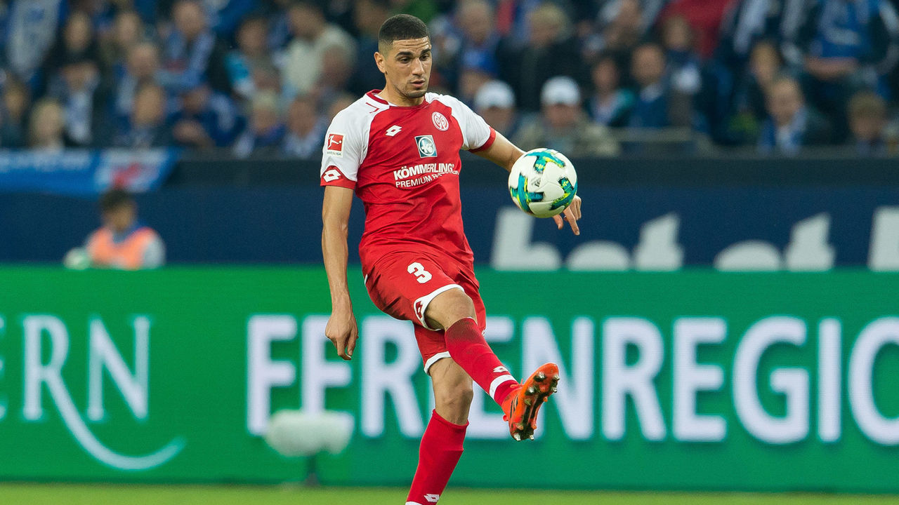 GELSENKIRCHEN, GERMANY - OCTOBER 20: Leon Balogun of Mainz controls the ball during the Bundesliga match between FC Schalke 04 and 1. FSV Mainz 05 at Veltins-Arena on October 20, 2017 in Gelsenkirchen, Germany.