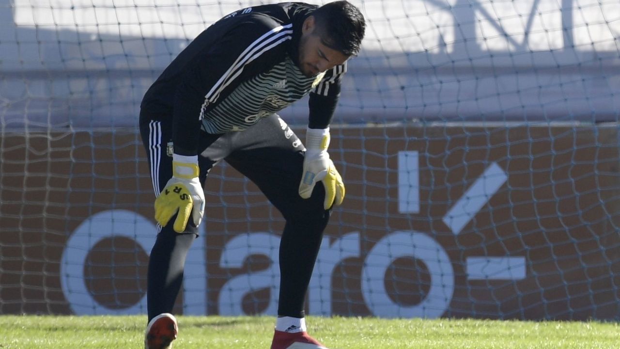 Argentina's goalkeeper Sergio Romero stretches during a training session in Ezeiza, Buenos Aires, on May 22, 2018. - Sergio Romero injured his right knee during a training session on Tuesday and will miss the FIFA 2018 World Cup starting next month in Russia.