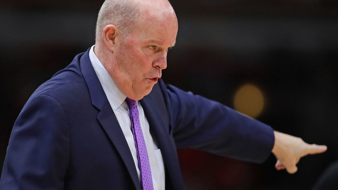 CHICAGO, IL - APRIL 03: Head coach Steve Clifford of the Charlotte Hornets gives instuctions to his team against the Chicago Bulls at the United Center on April 3, 2018 in Chicago, Illinois. The Bulls defeated the Hornets 120-114.