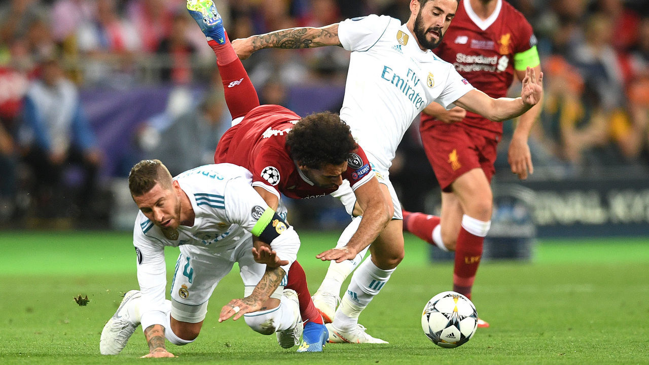 KIEV, UKRAINE - MAY 26: Mohamed Salah of Liverpool falls and lands on his shoulder after a collision with Sergio Ramos of Real Madrid, leading to him going off injured during the UEFA Champions League Final between Real Madrid and Liverpool at NSC Olimpiyskiy Stadium on May 26, 2018 in Kiev, Ukraine.