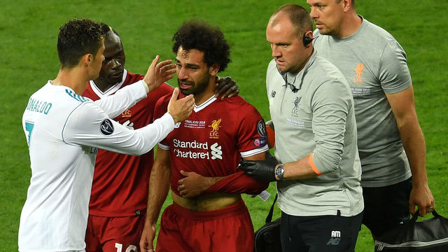 KIEV, UKRAINE - MAY 26: Cristiano Ronaldo of Real Madrid consoles Mohamed Salah of Liverpool as he leaves the pitch injured during the UEFA Champions League Final between Real Madrid and Liverpool at NSC Olimpiyskiy Stadium on May 26, 2018 in Kiev, Ukraine.