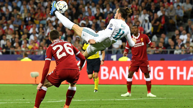 KIEV, UKRAINE - MAY 26: Gareth Bale of Real Madrid shoots and scores his side's second goal during the UEFA Champions League Final between Real Madrid and Liverpool at NSC Olimpiyskiy Stadium on May 26, 2018 in Kiev, Ukraine.