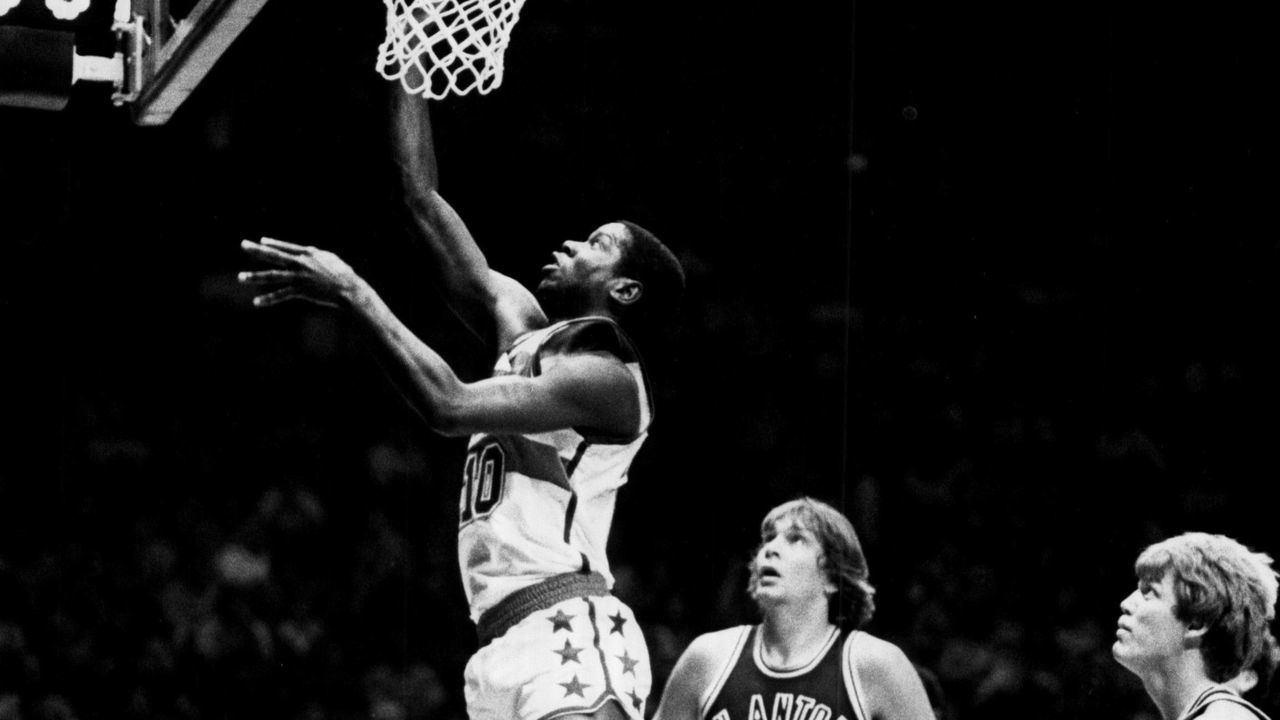 LANDOVER, MD - CIRCA 1979: Bob Dandridge of the Washington Bullets against the San Antonio Spurs circa 1979 in Landover, Maryland.