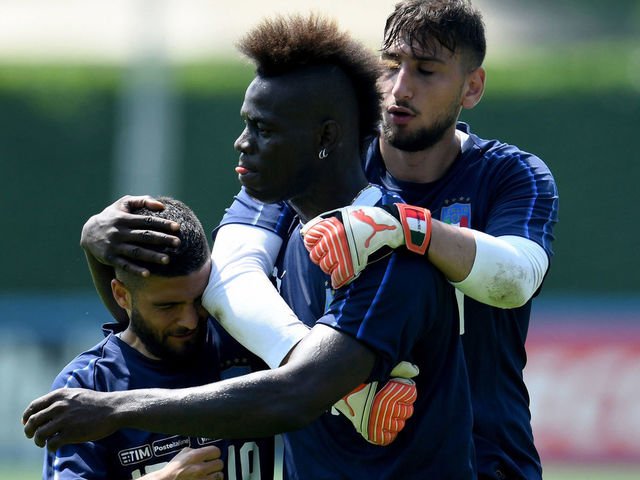 FLORENCE, ITALY - MAY 25: (L-R) Lorenzo Insigne, Mario Balotelli and Gianluigi Donnarumma of Italy joked during a Italy training session at Centro Tecnico Federale di Coverciano on May 25, 2018 in Florence, Italy.