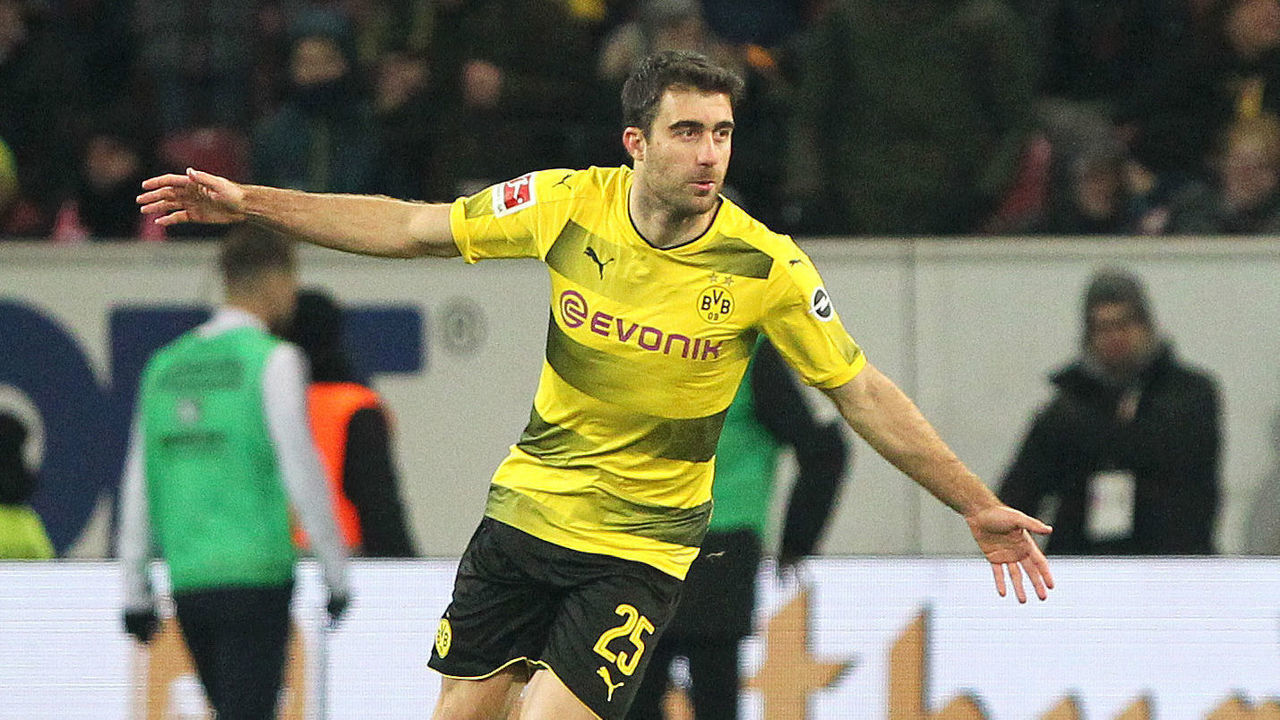 Dortmund's Greek defender Sokratis celebrates after scoring during the German first division Bundesliga football match between Mainz 05 and Borussia Dortmund on December 12, 2017 in Mainz. / AFP PHOTO / Daniel ROLAND / RESTRICTIONS: DURING MATCH TIME: DFL RULES TO LIMIT THE ONLINE USAGE TO 15 PICTURES PER MATCH AND FORBID IMAGE SEQUENCES TO SIMULATE VIDEO. == RESTRICTED TO EDITORIAL USE == FOR FURTHER QUERIES PLEASE CONTACT DFL DIRECTLY AT + 49 69 650050