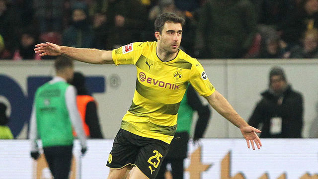 Dortmund's Greek defender Sokratis celebrates after scoring during the German first division Bundesliga football match between Mainz 05 and Borussia Dortmund on December 12, 2017 in Mainz. / AFP PHOTO / Daniel ROLAND / RESTRICTIONS: DURING MATCH TIME: DFL RULES TO LIMIT THE ONLINE USAGE TO 15 PICTURES PER MATCH AND FORBID IMAGE SEQUENCES TO SIMULATE VIDEO. == RESTRICTED TO EDITORIAL USE == FOR FURTHER QUERIES PLEASE CONTACT DFL DIRECTLY AT + 49 69 650050