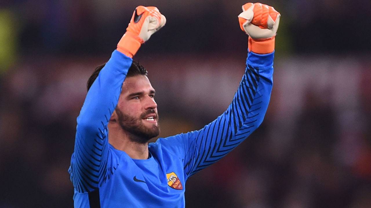 Roma's Brazilian goalkeeper Alisson celebrates afer winning 1-0 the UEFA Champions League round of 16 second leg football match AS Roma vs Shakhtar Donetsk on March 13, 2018 at the Olympic stadium in Rome. Roma reached the Champions League quarter-finals for the first time in 10 years as Edin Dzeko edged them past Shakhtar Donetsk 1-0 at the Stadio Olimpico on Tuesday for an away goals victory. / AFP PHOTO / Filippo MONTEFORTE