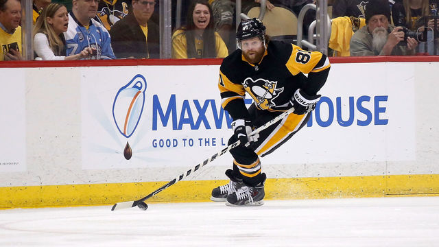 PITTSBURGH, PA - MAY 03: Phil Kessel #81 of the Pittsburgh Penguins controls the puck in Game Four of the Eastern Conference Second Round during the 2018 NHL Stanley Cup Playoffs against the Washington Capitals at PPG PAINTS Arena on May 3, 2018 in Pittsburgh, Pennsylvania. *** Local Caption *** Phil Kessel