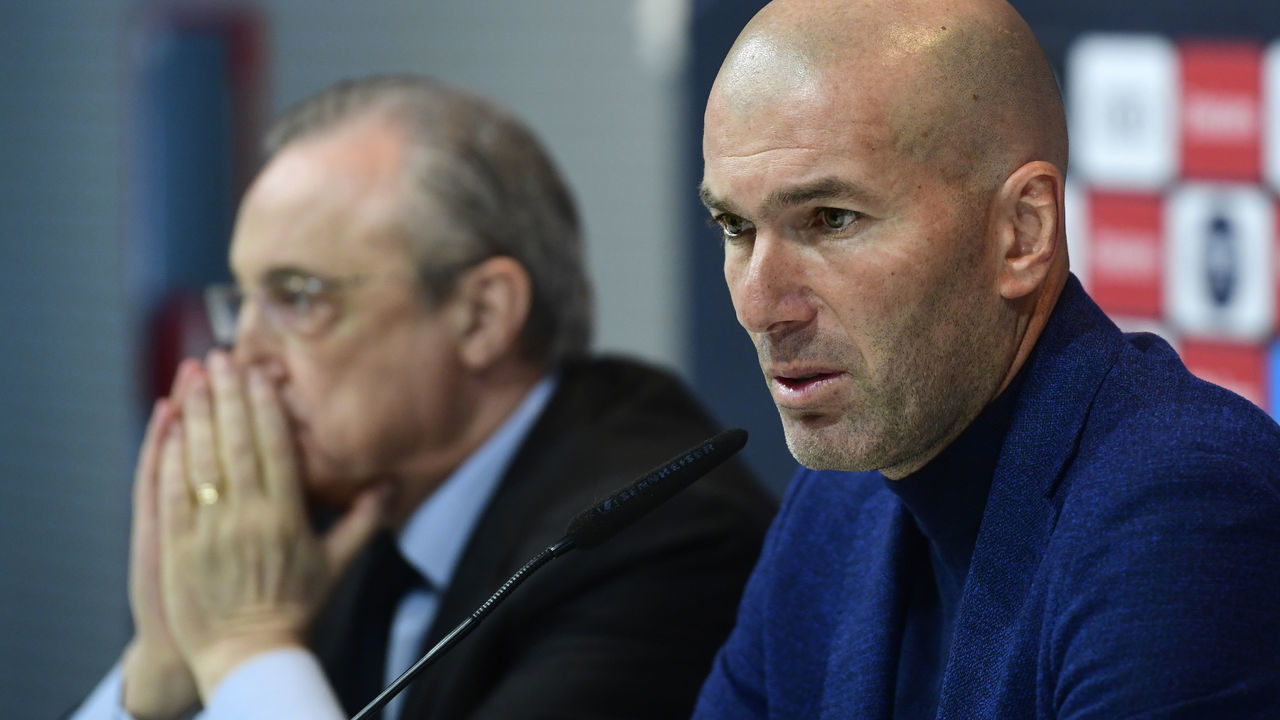 Real Madrid's French coach Zinedine Zidane (R) sits beside president Florentino Perez, during a press conference to announce his resignation in Madrid on May 31, 2018. - Real Madrid coach Zinedine Zidane said today he was leaving the Spanish giants, just days after winning the Champions League for the third year in a row.