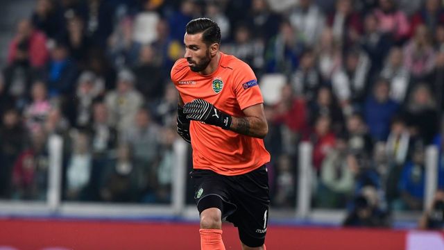 Sporting's goalkeeper Rui Patricio controls the ball during the UEFA Champions League Group D football match Juventus vs Sporting CP at the Juventus stadium on October 17, 2017 in Turin. / AFP PHOTO / Miguel MEDINA