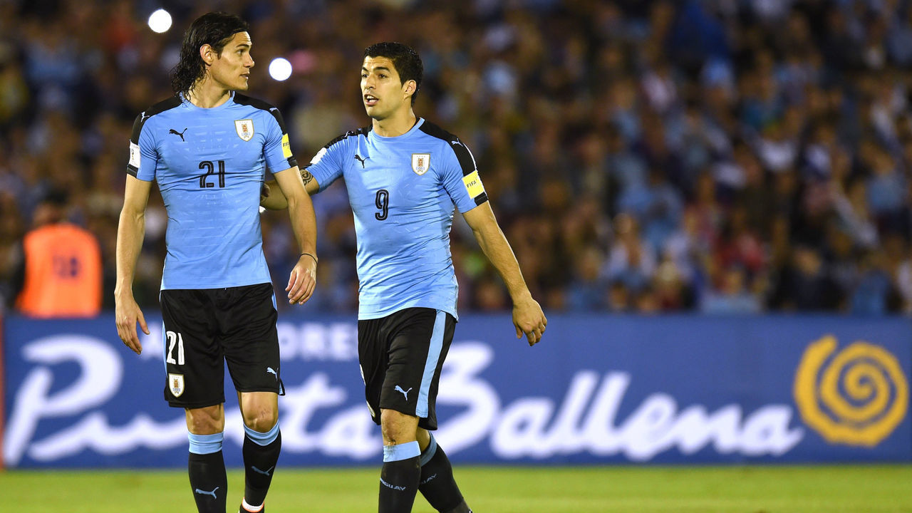 Uruguay's Luis Suarez (R) and Uruguay's Edinson Cavani speak during their Russia 2018 FIFA World Cup South American Qualifiers' football match against Peru at the Centenario stadium in Montevideo, on March 29, 2016. AFP PHOTO / PABLO PORCIUNCULA / AFP / PABLO PORCIUNCULA