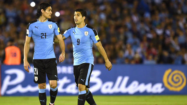 Uruguay's Luis Suarez (R) and Uruguay's Edinson Cavani speak during their Russia 2018 FIFA World Cup South American Qualifiers' football match against Peru at the Centenario stadium in Montevideo, on March 29, 2016. AFP PHOTO / PABLO PORCIUNCULA / AFP / PABLO PORCIUNCULA