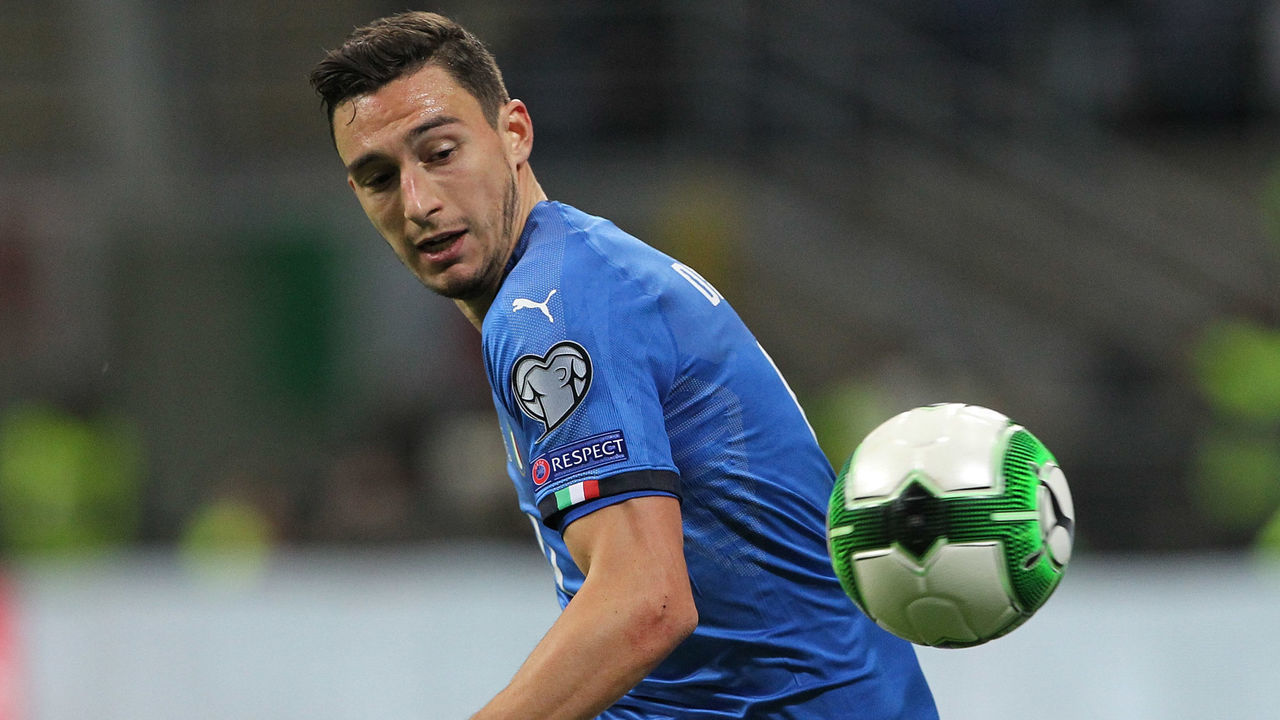 MILAN, ITALY - NOVEMBER 13: Matteo Darmian of Italy in action during the FIFA 2018 World Cup Qualifier Play-Off: Second Leg between Italy and Sweden at San Siro Stadium on November 13, 2017 in Milan,