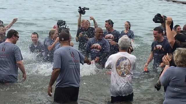 Watch: Browns' Jackson joined by 150 employees for honorary Lake Erie dip