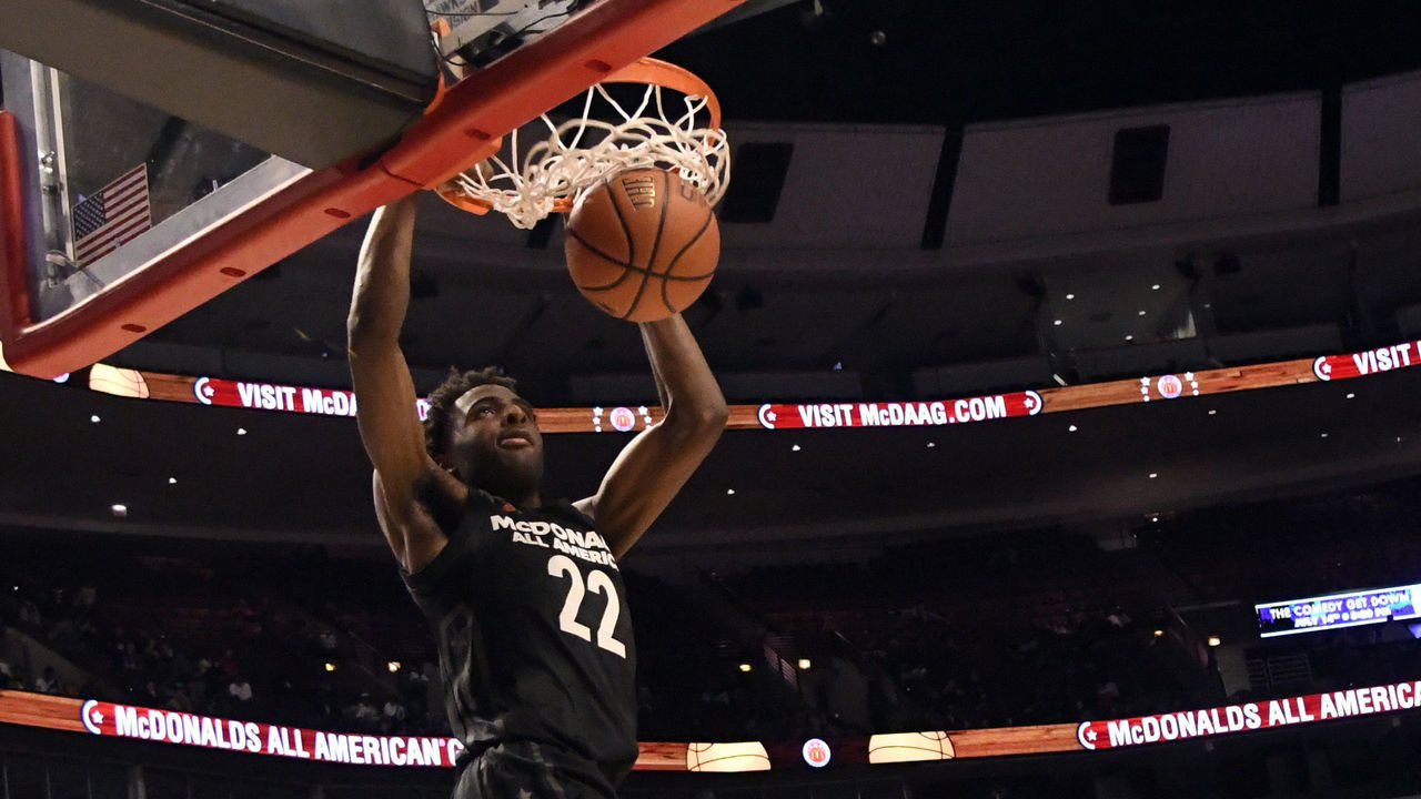 CHICAGO, IL - MARCH 29: Mitchell Robinson #22 of the boys east team dunks the ball during the 2017 McDonalds's All American Game on March 29, 2017 at the United Center in Chicago, Illinois. The West Team won 109-107.