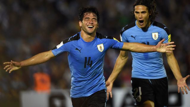 TOPSHOT - Uruguay's Nicolas Lodeiro (L) celebrates after scoring against Venezuela as teammate Edinson Cavani follows him during their Russia 2018 World Cup football qualifier match in Montevideo, on October 6, 2016. / AFP / Pablo PORCIUNCULA BRUNE