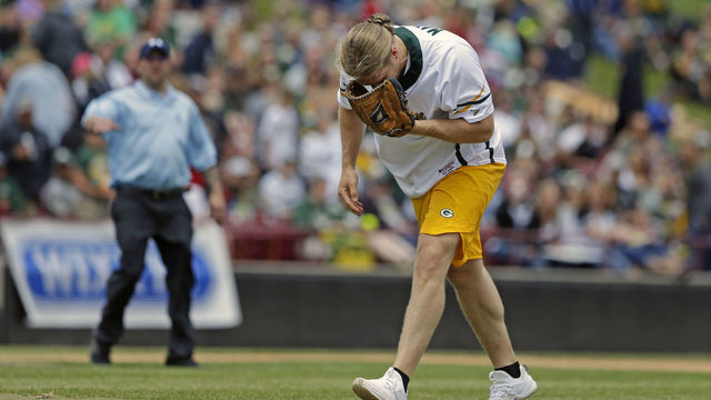 Matthews goes to ER after taking liner off face in charity softball game