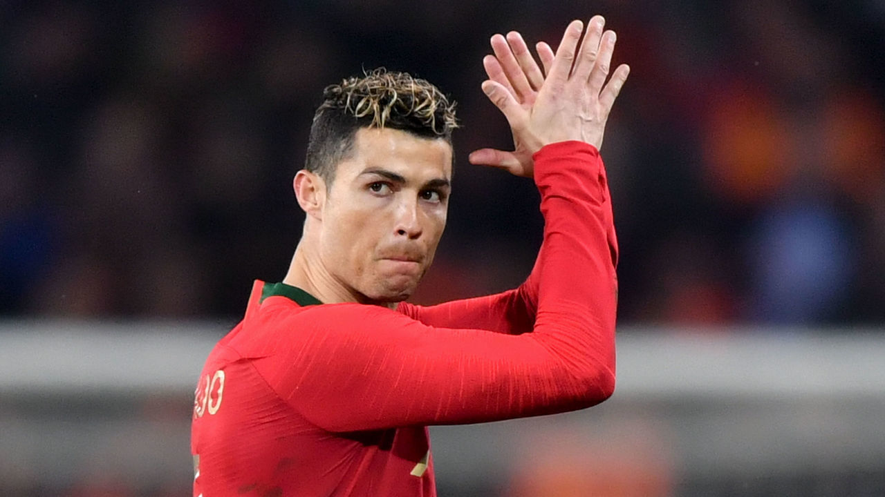 Portugal's forward Cristiano Ronaldo claps as he he leaves the pitch during the international friendly football match between Portugal and Netherlands at Stade de Geneve stadium in Geneva on March 26, 2018. / AFP PHOTO / Fabrice COFFRINI