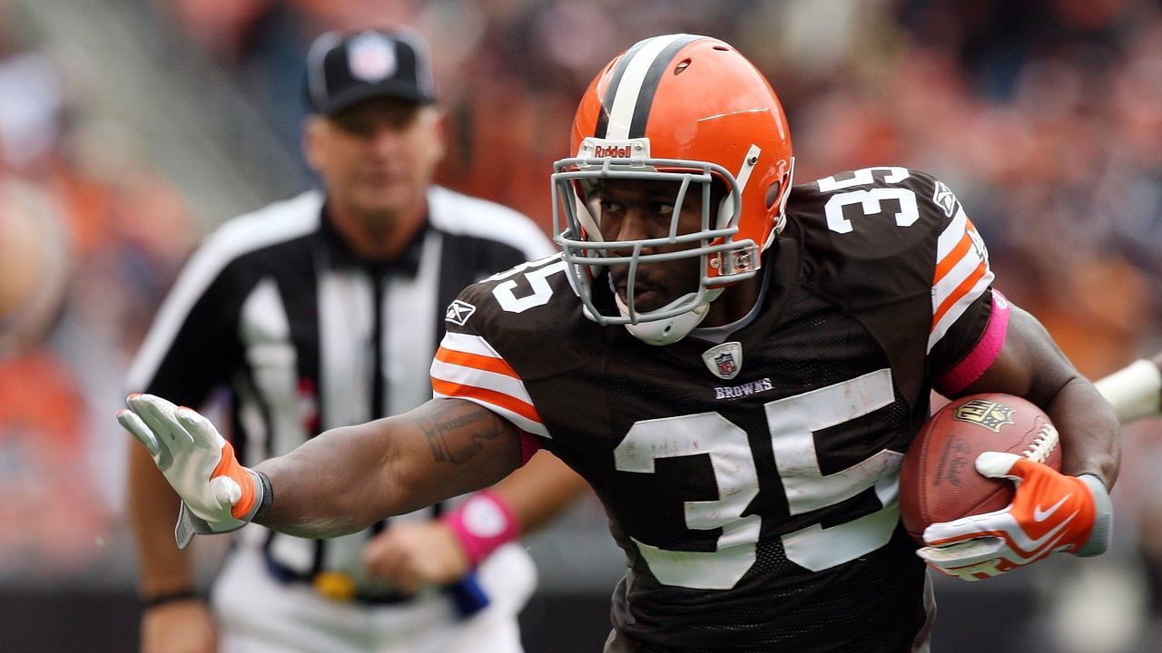 CLEVELAND - OCTOBER 04: Jerome Harrison #35 of the Cleveland Browns runs the ball against the Cincinnati Bengals during their game at Cleveland Browns Stadium on October 4, 2009 in Cleveland, Ohio. The Bengals defeated the Browns 23-20 in overtime.