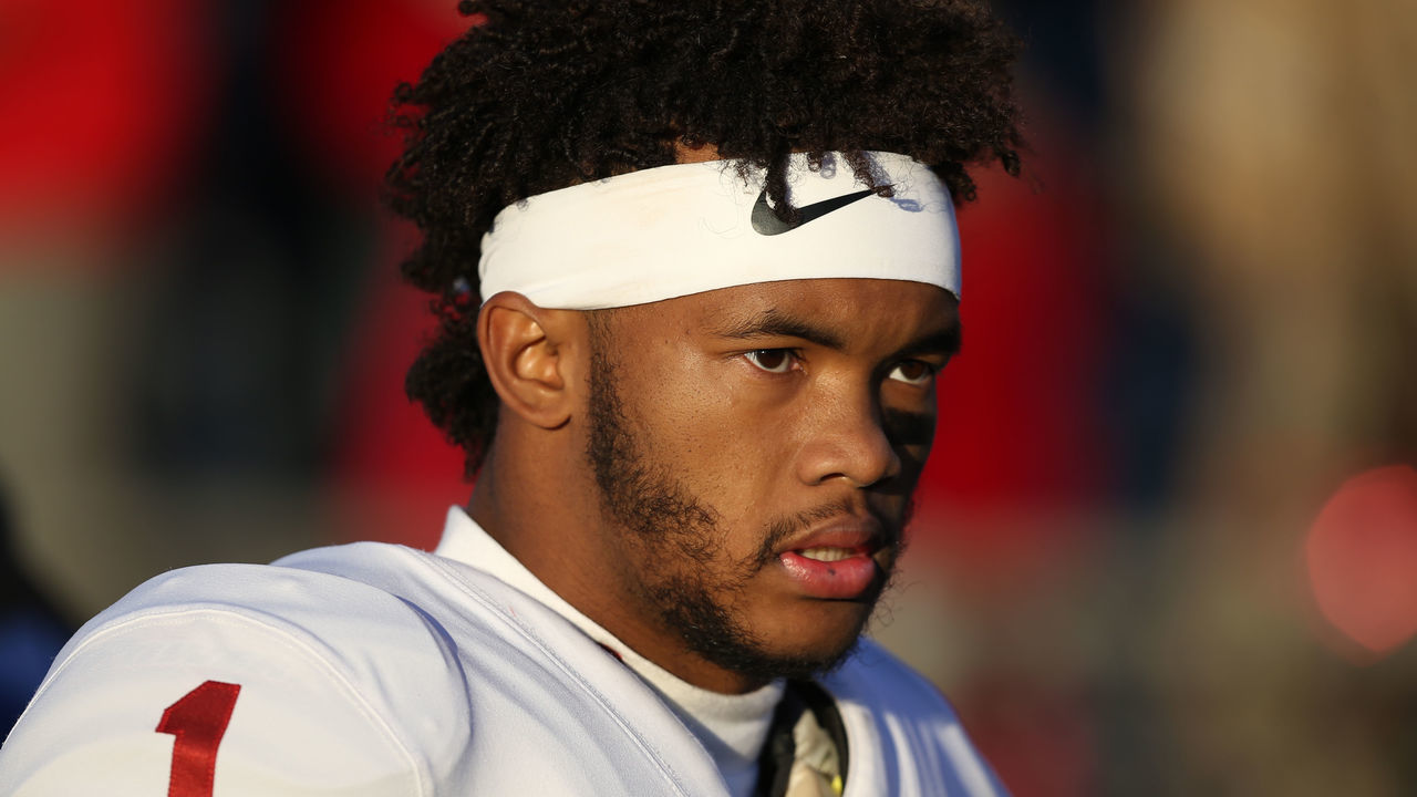 LAWRENCE, KS - NOVEMBER 18: Oklahoma Sooners quarterback Kyler Murray (1) in the first quarter of a Big 12 game between the Oklahoma Sooners and Kansas Jayhawks on November 18, 2017 at Memorial Stadium in Lawrence, KS.