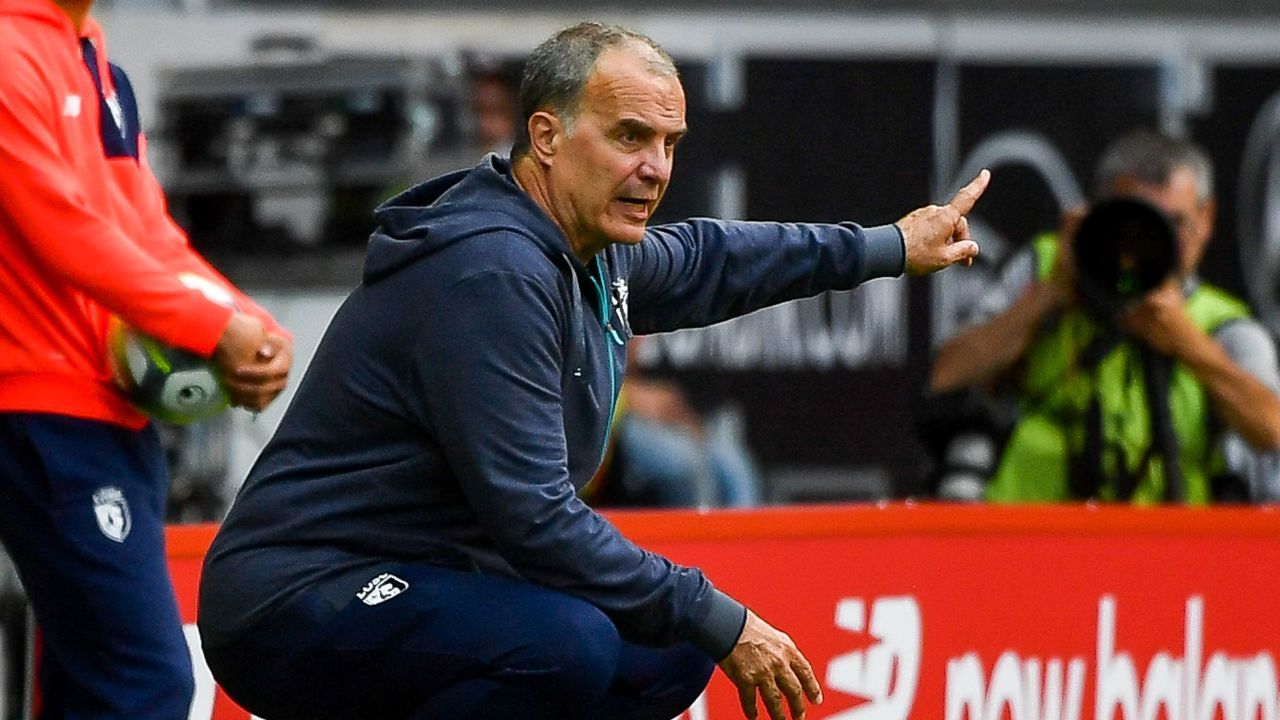 Lille's Argentinian head coach Marcelo Bielsa gestures from the touchline during the French L1 football match Lille vs Caen at The Pierre Mauroy Stadium in Villeneuve d'Ascq, northern france on August 20, 2017. / AFP PHOTO / PHILIPPE HUGUEN