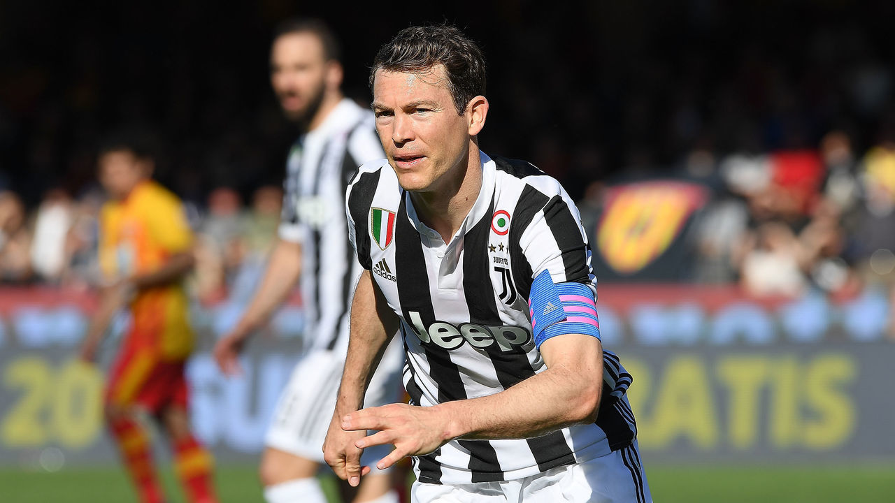 BENEVENTO, ITALY - APRIL 07: Stephan Lichtsteiner of Juventus in action during the serie A match between Benevento Calcio and Juventus at Stadio Ciro Vigorito on April 7, 2018 in Benevento, Italy.
