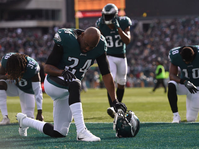 Fox News Apologizes After Footage of NFL Players Praying Draws Outcry