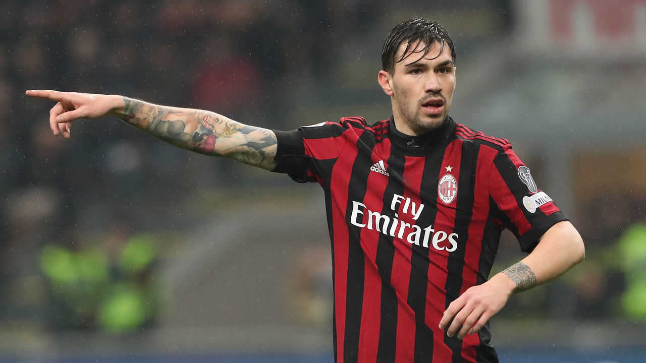 MILAN, ITALY - APRIL 04: Alessio Romagnoli of AC Milan gestures during the erie A match between AC Milan and FC Internazionale at Stadio Giuseppe Meazza on April 4, 2018 in Milan, Italy.