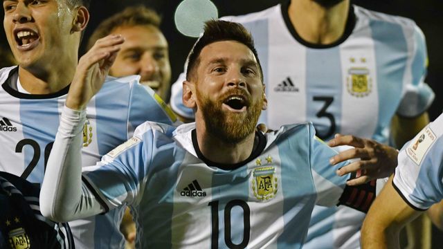 Argentina's Lionel Messi (C) celebrates after defeating Ecuador and qualifying to the 2018 World Cup football tournament, in Quito, on October 10, 2017. / AFP PHOTO / Juan Ruiz