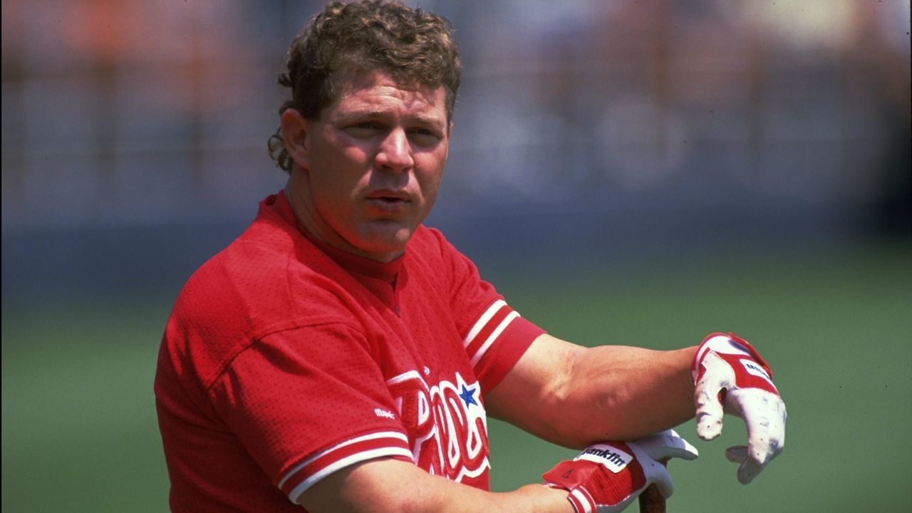29 APR 1993: A CANDID PORTRAIT OF PHILADELPHIA PHILLIES OUTFIELDER LENNY DYKSTRA DURING THE PHILLIES VERSUS SAN DIEGO PADRES GAME AT JACK MURPHY STADIUM IN SAN DIEGO, CALIFORNIA. MANDATORY CREDIT: STEPHEN DUNN/ALLSPORT USA