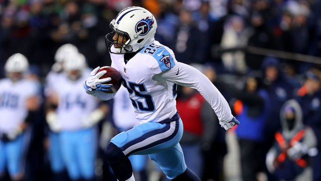 FOXBOROUGH, MA - JANUARY 13: Adoree' Jackson #25 of the Tennessee Titans runs the ball during the AFC Divisional Playoff game against the New England Patriots at Gillette Stadium on January 13, 2018 in Foxborough, Massachusetts.