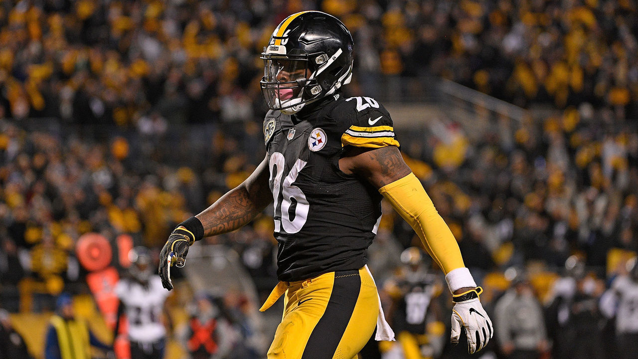 PITTSBURGH, PA - DECEMBER 10: Le'Veon Bell #26 of the Pittsburgh Steelers reacts after a 20 yard touchdown reception in the first quarter during the game against the Baltimore Ravens at Heinz Field on December 10, 2017 in Pittsburgh, Pennsylvania.