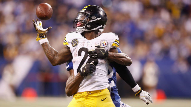 INDIANAPOLIS, IN - NOVEMBER 12: Le'Veon Bell #26 of the Pittsburgh Steelers drops a pass against the Indianapolis Colts during the second half at Lucas Oil Stadium on November 12, 2017 in Indianapolis, Indiana.