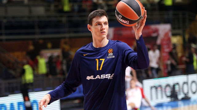 BELGRADE, SERBIA - OCTOBER 20: Rodions Kurucs, #17 of FC Barcelona Lassa warms up during the 2017/2018 Turkish Airlines EuroLeague Regular Season Round 2 game between Crvena Zvezda mts Belgrade and FC Barcelona Lassa at Aleksandar Nikolic Hall on October 20, 2017 in Belgrade, Serbia.