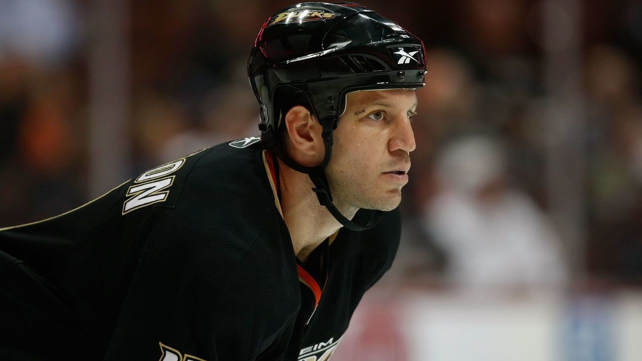 ANAHEIM, CA - SEPTEMBER 21: Nick Boynton #4 of the Anaheim Ducks lines up for a faceoff during the preseason game against the San Jose Sharks at the Honda Center on September 21, 2009 in Anaheim, California. The Ducks defeated the Sharks 3-2.