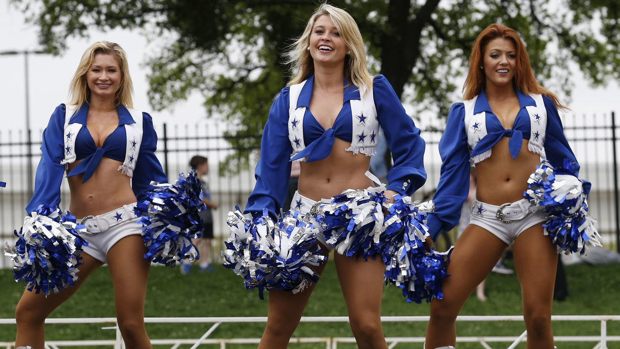 DALLAS, TX - MARCH 25: The Dallas Cowboys Cheerleaders perfom near the finish line during the Toyota Rock 'N' Roll Dallas Half Marathon on March 25, 2018 in Dallas, Texas.