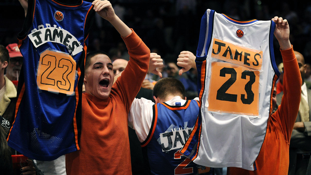 New York Knicks fans cheer Cleveland Cavaliers LeBron James in the first half at Madison Square Garden in New York, November 25, 2008.