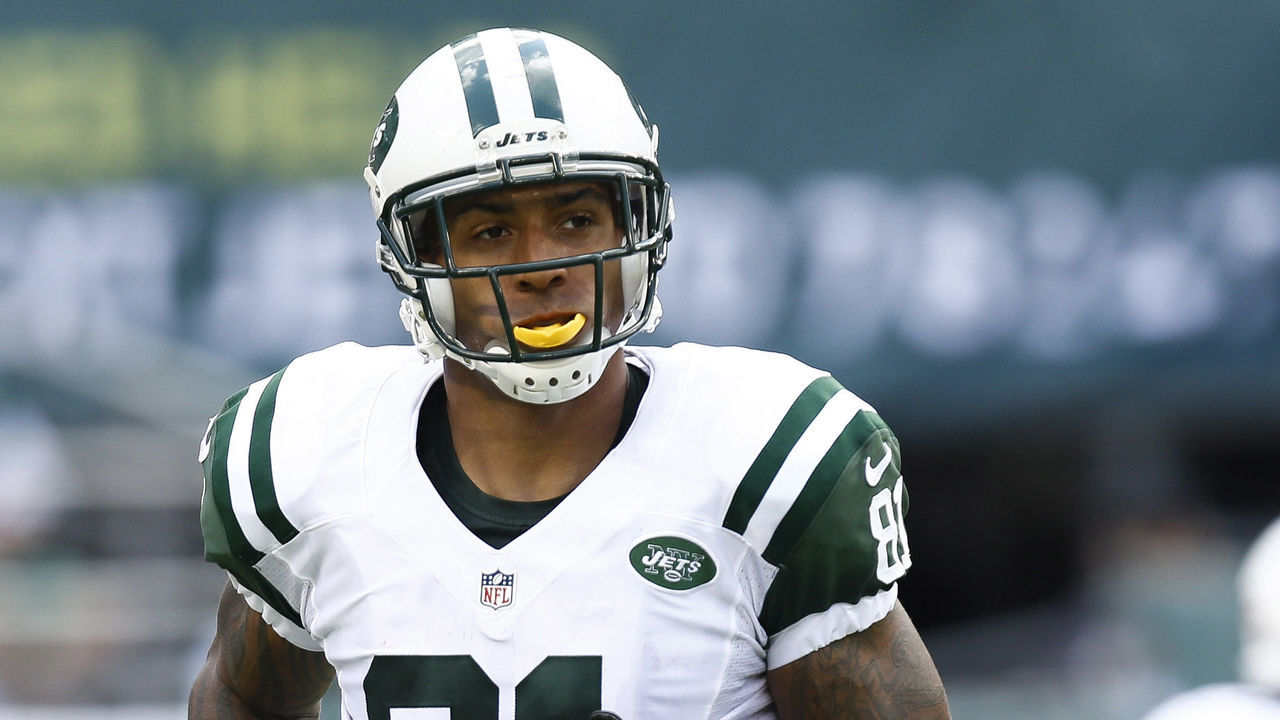 EAST RUTHERFORD, NJ - SEPTEMBER 8: Kellen Winslow #81 of the New York Jets runs to the side against the Tampa Bay Buccaneers during their game at MetLife Stadium on September 8, 2013 in East Rutherford, New Jersey.