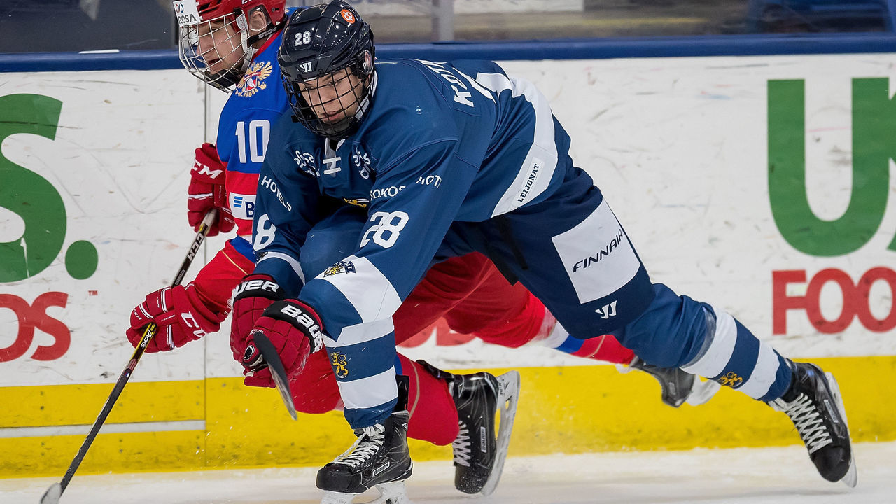 PLYMOUTH, MI - FEBRUARY 14: Jesperi Kotkaniemi #28 of the Finland Nationals battles for the puck with Pavel Rotenburg #10 of the Russian Nationals during the 2018 Under-18 Five Nations Tournament game at USA Hockey Arena on February 14, 2018 in Plymouth, Michigan. Russia defeated Finland 4-0. *** Local Caption *** Jesperi Kotkaniemi