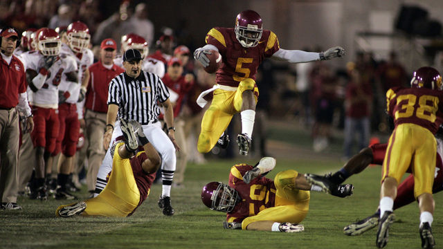 Reggie Bush of USC carries the ball against Fresno State Bulldogs at Memorial Coliseum in Los Angeles, CA. USC defeated Fresno St. 50-42 to extend their winning streak to 33 games.