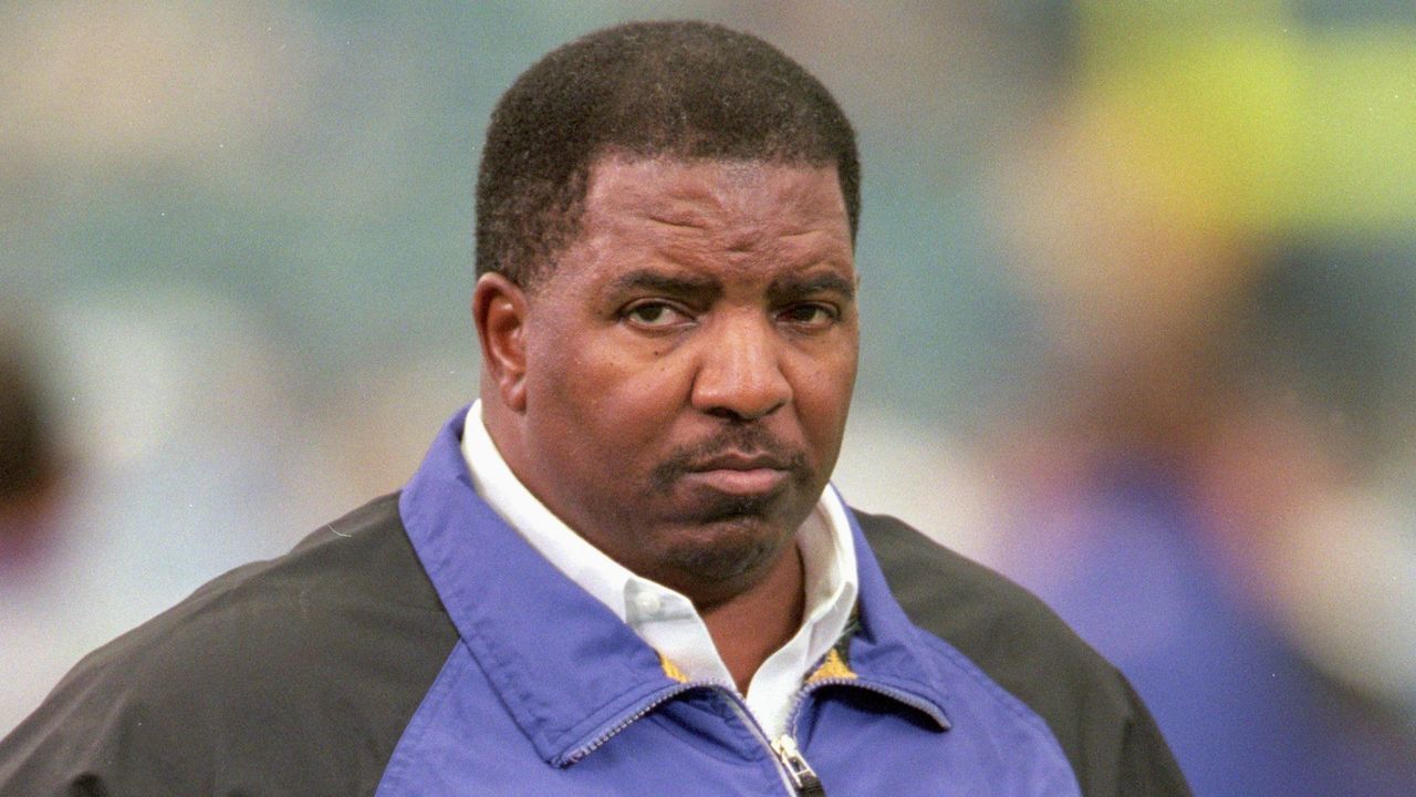 1 Oct 2000: Head Coach Dennis Green of the Minnesota Vikings stands on the sidelines during a game against the Detroit Lions at the Silverdome in Pontiac, Michigan. The Vikings defeated the Lions 24-31.Mandatory Credit: Tom Pidgeon /Allsport