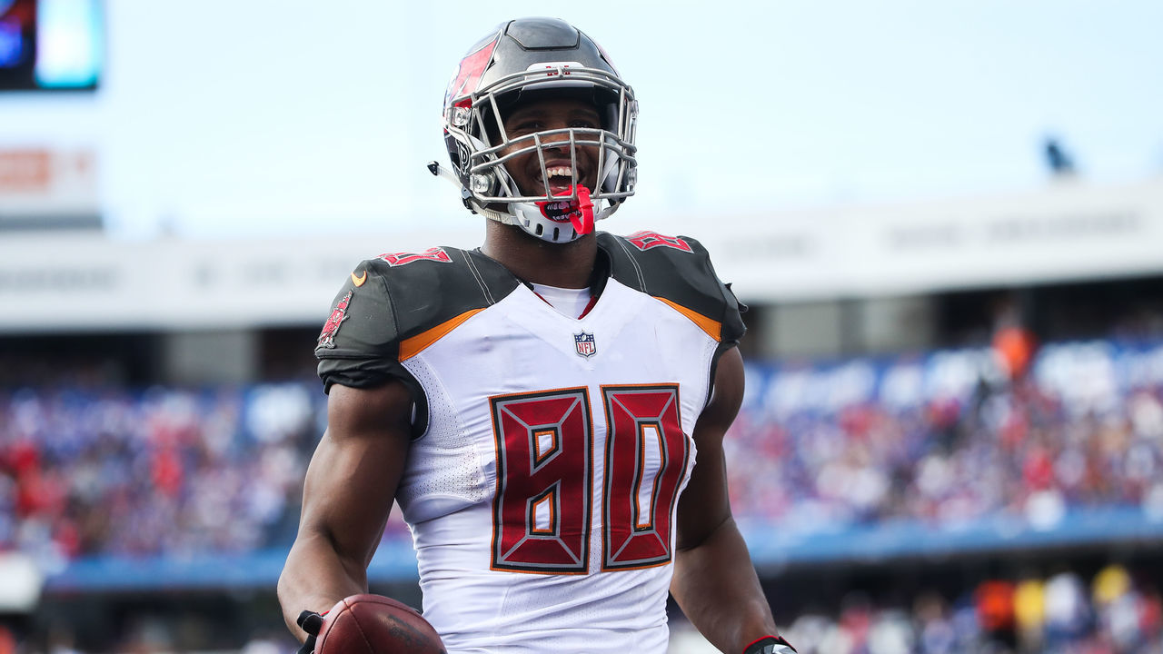ORCHARD PARK, NY - OCTOBER 22: O.J. Howard #80 of the Tampa Bay Buccaneers scores a touchdown during the fourth quarter of an NFL game against the Buffalo Bills on October 22, 2017 at New Era Field in Orchard Park, New York.